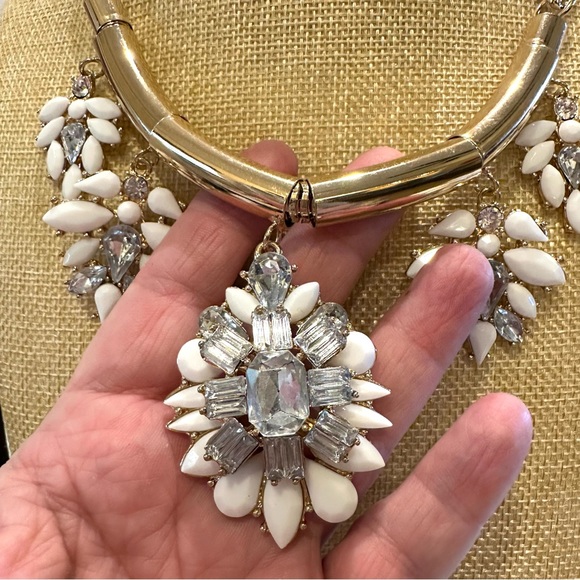 New Chico’s Statement Necklace- gold tone w/ white & clear rhinestone clusters - Picture 5 of 10